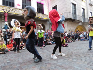 Assaig de Fal·lera Girona amb els bastoners, músics i tota la faràndula festiva