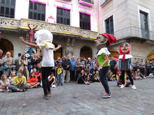 Assaig de Fal·lera Girona amb els bastoners, músics i tota la faràndula festiva