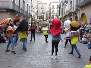 Assaig de Fal·lera Girona amb els bastoners, músics i tota la faràndula festiva