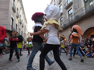 Assaig de Fal·lera Girona amb els bastoners, músics i tota la faràndula festiva