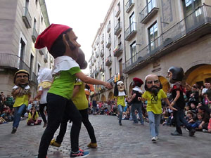 Assaig de Fal·lera Girona amb els bastoners, músics i tota la faràndula festiva