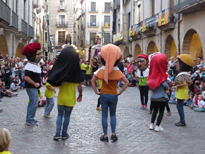 Assaig de Fal·lera Girona amb els bastoners, músics i tota la faràndula festiva