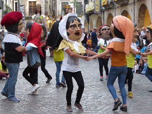 Assaig de Fal·lera Girona amb els bastoners, músics i tota la faràndula festiva