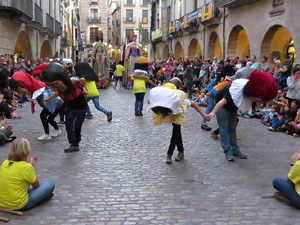 Assaig de Fal·lera Girona amb els bastoners, músics i tota la faràndula festiva