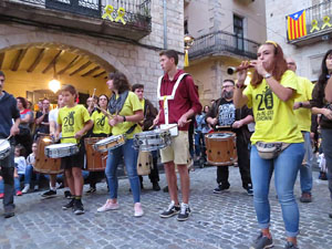 Assaig de Fal·lera Girona amb els bastoners, músics i tota la faràndula festiva