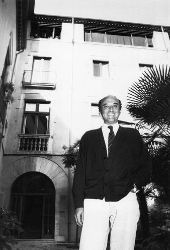 Joan Lluís Frigola al pati de la Casa Agullana. 1990