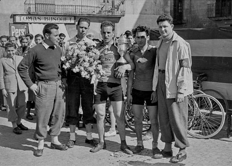 Cursa ciclista organitzada pel GEiEG. Retrat dels guanyadors a l'encreuament entre la rambla Jacint Verdaguer i el carrer Albereda. 2 de març de 1952