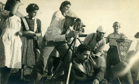 Rodatge a Sant Martí Sacalm durant el X aplec popular del GEiEG. Grup de gent mirant el rodatge de l'aplec. Antoni Varés a la càmera. 23 de maig 1943
