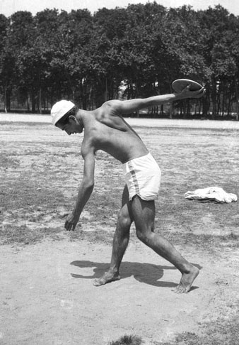 Fernando Varés Martinell llançant el disc. Camp d'Esports de la Devesa. 1935