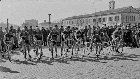 Cursa ciclista organitzada pel GEiEG. Sortida dels corredors al passeig General Mendoza. A la dreta, el convent de Sant Francesc de Paula; al fons, la Caserna General Mendoza. 2 de març de 1952