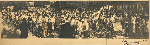 Retrat de grup dels participants de la III Festa del Pedal organitzada pel GEiEG a Cassà de la Selva. 18 de juny 1944