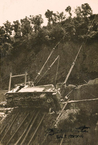 Accident d'un comboi del carrilet de Girona-Olot prop de Bescanó carregat amb 300 excursionistes que es dirigien a l'Aplec anual del GEiEG a Sant Pelegrí de Cogolls. Tasques de recuperació de la locomotora accidentada. 19 de maig de 1949