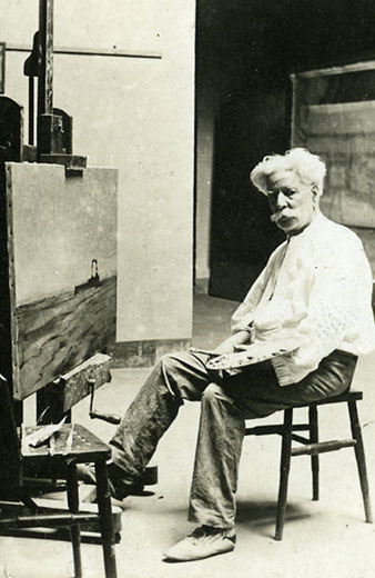 Modest Urgell treballant al seu taller. Ca. 1903-1913