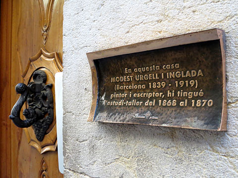 Placa identificativa de la casa del carrer de la Força de Girona on Urgell va tenir el seu estudi de 1868 a 1870