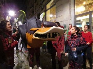 Fires 2019. La Drakofarra, descens del Beatusaure i del petit Drac Major per les escales de la Catedral de Girona