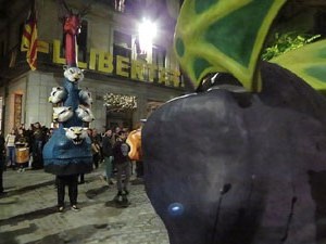 Fires 2019. La Drakofarra, descens del Beatusaure i del petit Drac Major per les escales de la Catedral de Girona