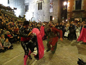 Fires 2019. La Drakofarra, descens del Beatusaure i del petit Drac Major per les escales de la Catedral de Girona