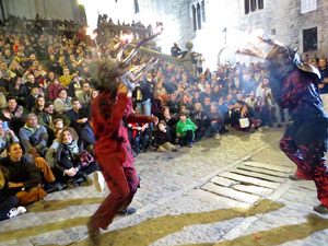 Fires 2019. La Drakofarra, descens del Beatusaure i del petit Drac Major per les escales de la Catedral de Girona