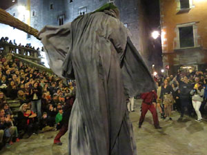 Fires 2019. La Drakofarra, descens del Beatusaure i del petit Drac Major per les escales de la Catedral de Girona