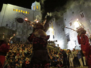 Fires 2019. La Drakofarra, descens del Beatusaure i del petit Drac Major per les escales de la Catedral de Girona