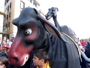 Fires 2019. Pregó de Fires. Les cercaviles de gegants i capgrossos fins la plaça del Vi