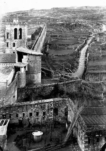 El monestir de Sant Pere de Galligants i el tram de muralla que enfila cap a la muntanya de Montjuïc. En primer terme, les restes del baluard de Sarraïnes, i al centre, el Tambor de Sant Daniel, que protegia el portal. 1910-1920