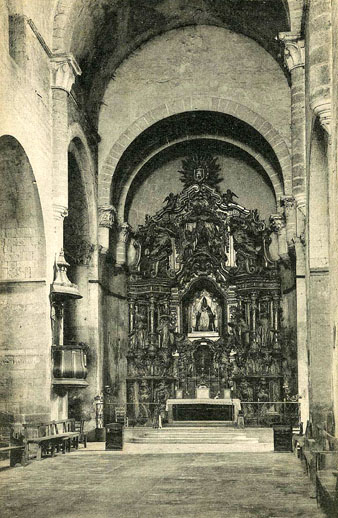 Interior de l’església de Sant Pere de Galligants amb el desaparegut retaule barroc al fons. 1906-1918
