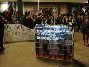 Concentració de protesta contra la presència de Felip VI a Catalunya a la plaça de l'U d'octubre