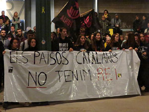 Concentraci&oacute; de protesta contra la pres&egrave;ncia de Felip VI a Catalunya a la pla&ccedil;a de l'U d'octubre