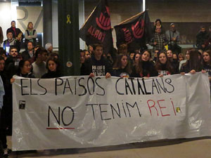Concentraci&oacute; de protesta contra la pres&egrave;ncia de Felip VI a Catalunya a la pla&ccedil;a de l'U d'octubre