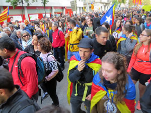 Sortida de la columna de la Marxa per la Llibertat des de la pla&ccedil;a de l'1 d'octubre de 2017 de Girona