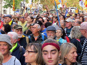 Sortida de la columna de la Marxa per la Llibertat des de la pla&ccedil;a de l'1 d'octubre de 2017 de Girona