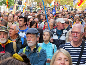 Sortida de la columna de la Marxa per la Llibertat des de la pla&ccedil;a de l'1 d'octubre de 2017 de Girona