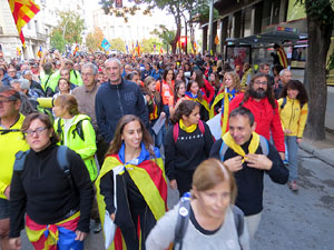 Sortida de la columna de la Marxa per la Llibertat des de la pla&ccedil;a de l'1 d'octubre de 2017 de Girona