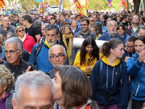 Sortida de la columna de la Marxa per la Llibertat des de la pla&ccedil;a de l'1 d'octubre de 2017 de Girona