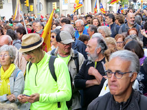 Sortida de la columna de la Marxa per la Llibertat des de la pla&ccedil;a de l'1 d'octubre de 2017 de Girona