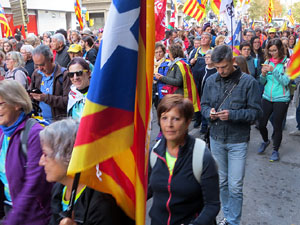 Sortida de la columna de la Marxa per la Llibertat des de la pla&ccedil;a de l'1 d'octubre de 2017 de Girona