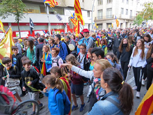 Sortida de la columna de la Marxa per la Llibertat des de la pla&ccedil;a de l'1 d'octubre de 2017 de Girona