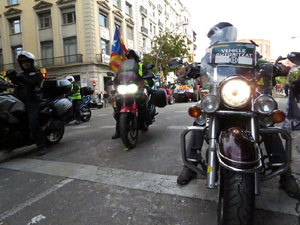 Sortida de la columna de la Marxa per la Llibertat des de la pla&ccedil;a de l'1 d'octubre de 2017 de Girona