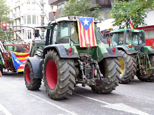 Sortida de la columna de la Marxa per la Llibertat des de la pla&ccedil;a de l'1 d'octubre de 2017 de Girona