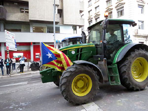 Sortida de la columna de la Marxa per la Llibertat des de la pla&ccedil;a de l'1 d'octubre de 2017 de Girona