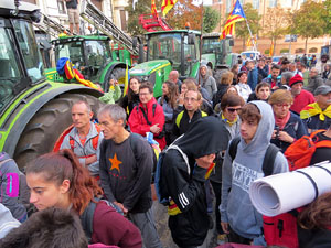 Sortida de la columna de la Marxa per la Llibertat des de la pla&ccedil;a de l'1 d'octubre de 2017 de Girona