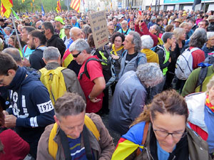 Sortida de la columna de la Marxa per la Llibertat des de la pla&ccedil;a de l'1 d'octubre de 2017 de Girona