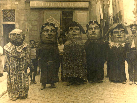 L'Esquivamosques, a l'esquerra de la imatge. 1920-1935