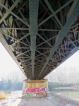 Vista de l'estructura nmetàl·lica des de sota el pont