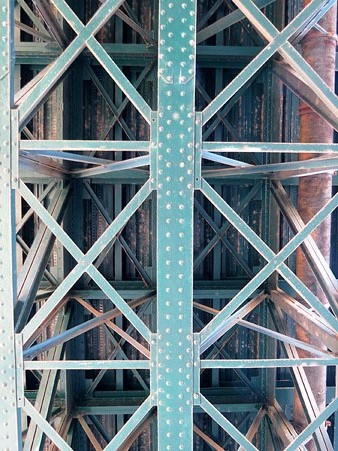 Detall de l'estructura metàl·lica des de sota el pont
