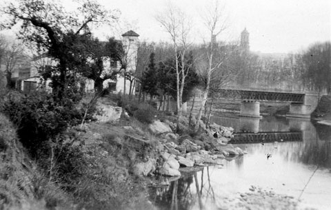 Vista parcial del riu Ter a l'altura del pont de la Barca. 1930-1940