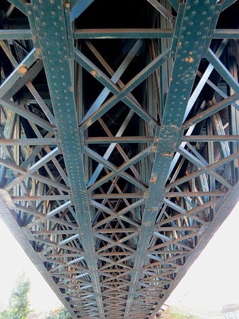 Detall de l'estructura metàl·lica des de sota el pont