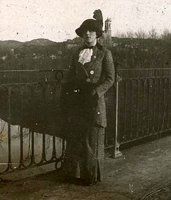 Retrat d'una dona de la família Audouard al pont de la Barca. 1910-1920
