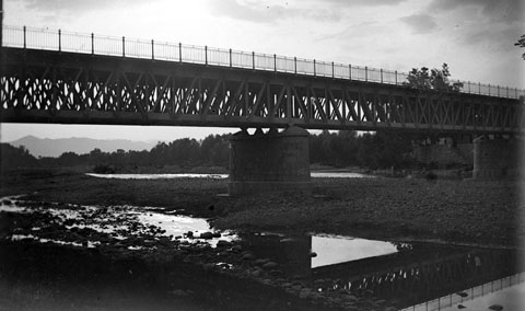 Obres de construcció del pont de la Barca sobre el riu Ter. 1902